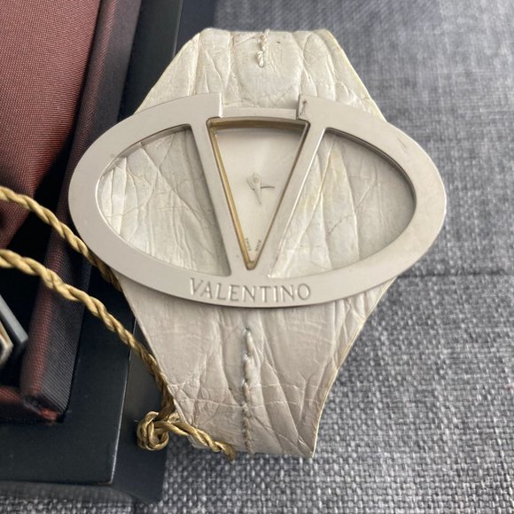 Vintage Valentino Ladies' Watch Leather Strap - New with tags! - Picture 4 of 5